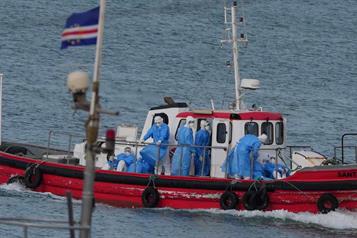 Evac&uacute;an a 94 afectados por brote en crucero
