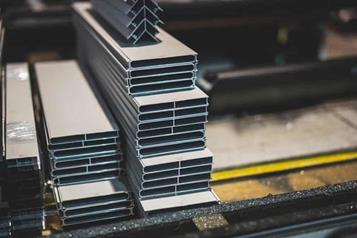 Encarece guerra en Ir&aacute;n al aluminio y acero