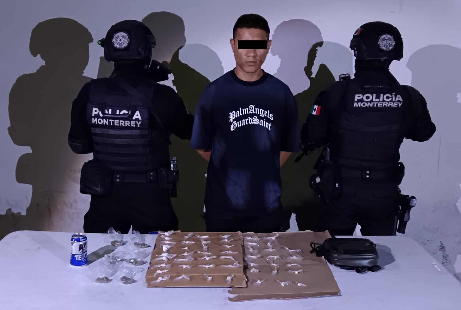 En el momento en que inger&iacute;a bebidas embriagantes en la v&iacute;a p&uacute;blica, un hombre fue detenido por oficiales de la Polic&iacute;a de Monterrey, luego que al revisarlo le encontraran 51 dosis con droga similar a la coca&iacute;na en polvo, en piedra y mariguana.
