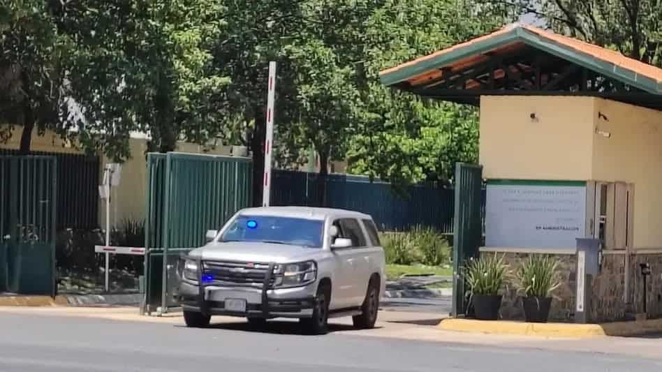Un domicilio de la zona de Valle Alto, al sur de Monterrey, fue cateado por la Fiscal&iacute;a General de Justicia por indagatorias en relaci&oacute;n a una persona desaparecida.
