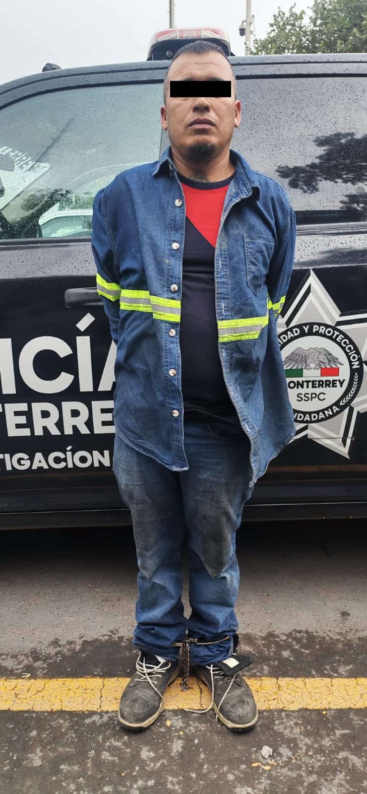 Un hombre fue detenido por oficiales de Investigaci&oacute;n de la Polic&iacute;a de Monterrey, luego que circulaba en su veh&iacute;culo a exceso de velocidad y, al marcarle el alto le encontraron droga, adem&aacute;s de que es investigado en un robo tipo cristalazo y un asalto en el norponiente de la ciudad.