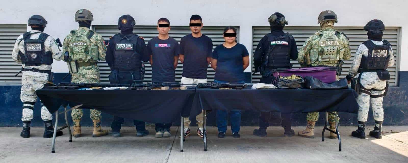 En dos operativos simult&aacute;neos, elementos de la Divisi&oacute;n de Inteligencia e Investigaci&oacute;n de Fuerza Civil, la Defensa y Guardia Nacional; lograron la captura de cuatro integrantes de un grupo delictivo, que operaba en la zona norte de Monterrey.