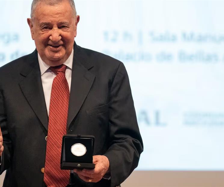 El periodista Alberto Dallal recibe la Medalla Bellas Artes 2026