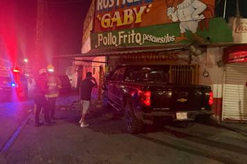 Impacta camioneta contra negocio de pollos