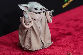 Baby Yoda roba miradas en alfombra roja de The Mandalorian and Grogu