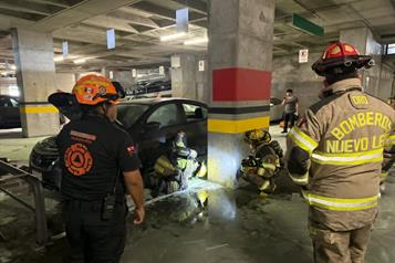 Se incendia auto en estacionamiento de Torre Obispado