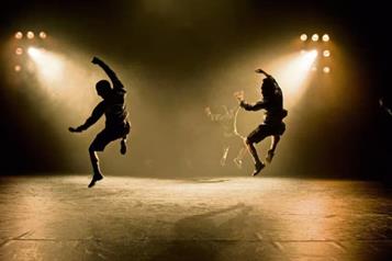 Danza y futbol, el reflejo de un mundo intolerante