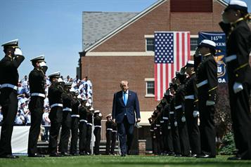 Anuncia Trump env&iacute;o de 5.000 militares de EU a Polonia