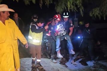 Rescatan a familia en zona inundada de Doctor Arroyo