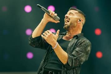 Ricky Martin interrumpe concierto tras incidente con gas lacrim&oacute;geno