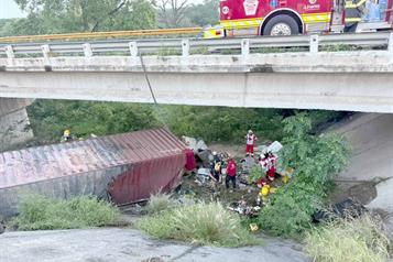 Queda prensado en su tr&aacute;iler al caer de puente