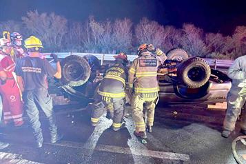 Deja volcadura en carretera un muerto y un herido