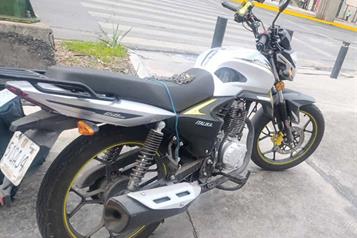 Cae en moto con placa colgada