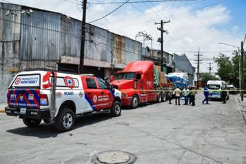 Fallece hombre tras caer de tr&aacute;iler en Monterrey