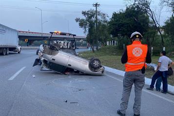 Deja volcadura dos lesionados