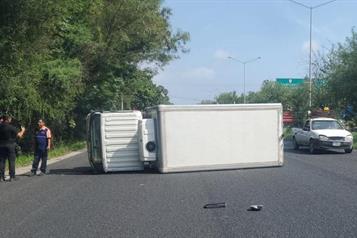 Vuelca camioneta de carga en la Nacional