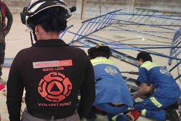 Trabajadores resultan heridos caer de andamio