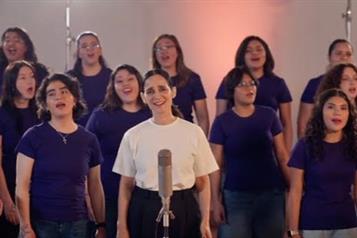 Julieta Venegas canta a las mujeres que viven el futbol