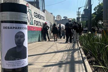 Familias buscadoras pegan fichas de desaparecidos en Estadio Banorte