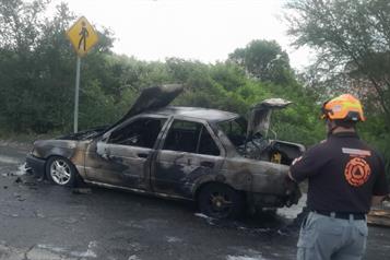 Se incendia auto en Ju&aacute;rez