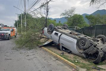 Vuelca camioneta al sur de Monterrey