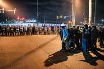 Declaran toque de queda tras protestas migratorias