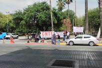 Protestan maestros por falta de pagos