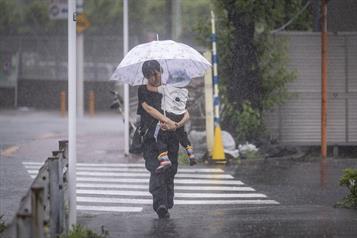 Tormenta avanza hacia Tokio entre advertencias de inundaciones