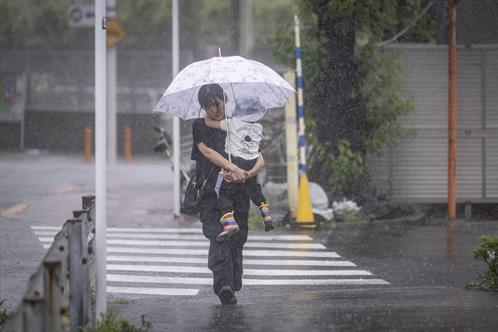 Tormenta avanza hacia Tokio entre advertencias de inundaciones
