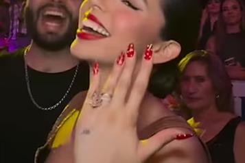 &Aacute;ngela Aguilar presume anillo de aniversario