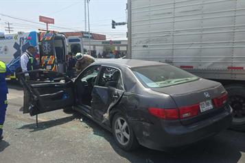 Chocan tr&aacute;ileres a un auto