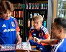 Jugadores de Jap&oacute;n sorprenden a menor al firmarle &aacute;lbum del Mundial