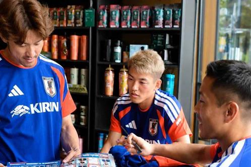 Jugadores de Jap&oacute;n sorprenden a menor al firmarle &aacute;lbum del Mundial