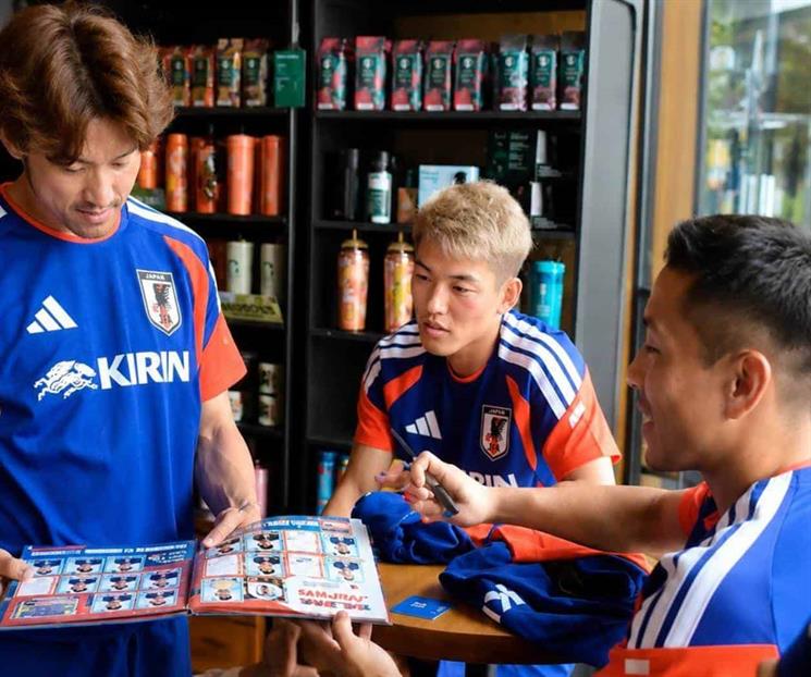 Jugadores de Jap&oacute;n sorprenden a menor al firmarle &aacute;lbum del Mundial
