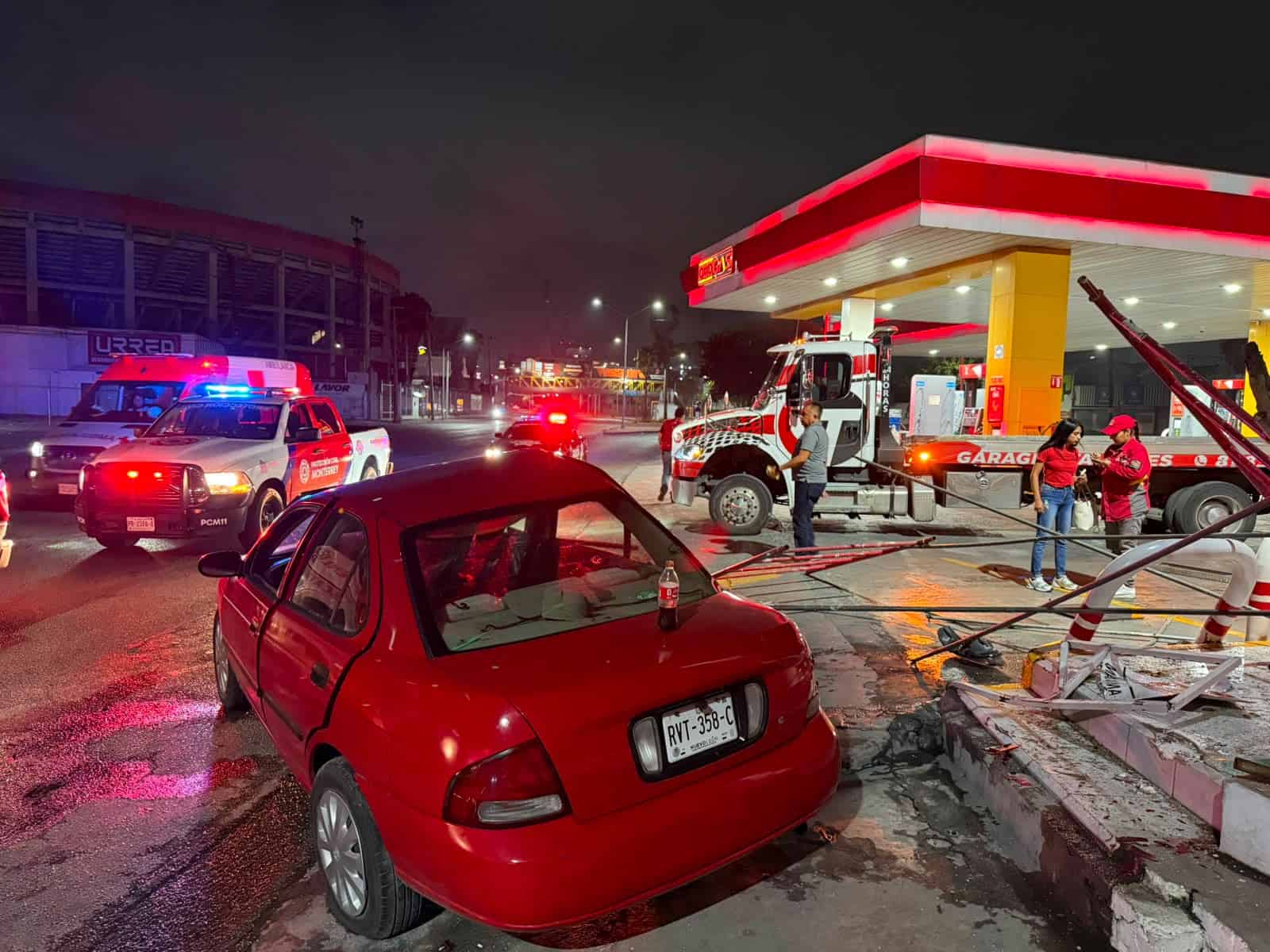 Tras derrapar por pavimento mojado y ante el aparente exceso de velocidad en que se desplazaba, una conductora termin&oacute; estrell&aacute;ndose contra unos andamios frente a una tienda de conveniencia, la madrugada de ayer en la Colonia Del Prado, en Monterrey.