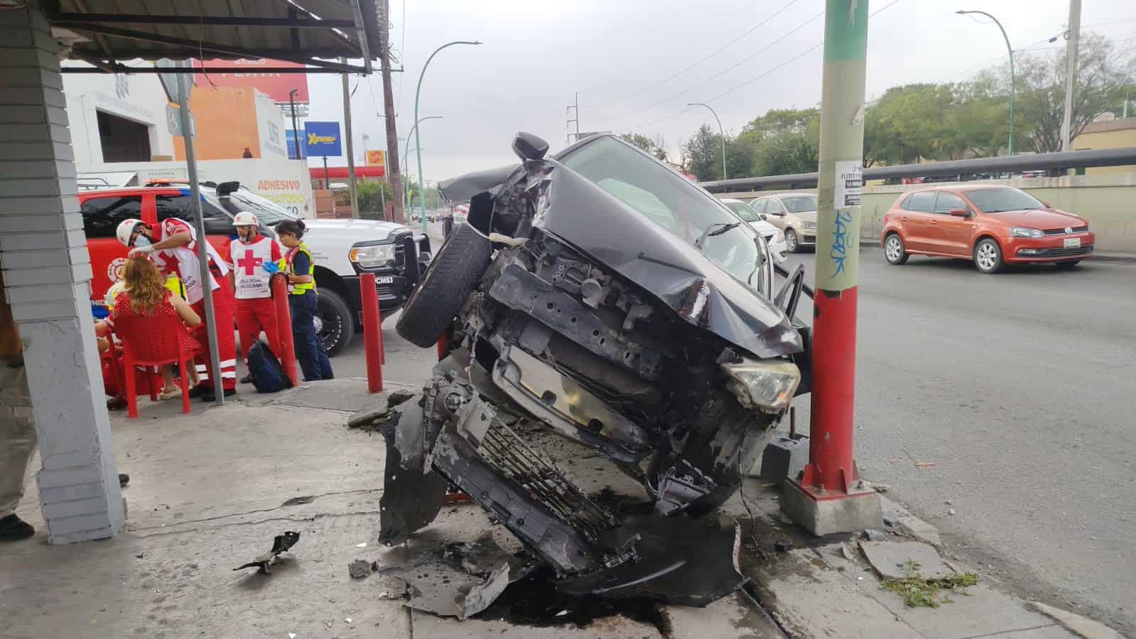 La conductora de un veh&iacute;culo, quien viajaba con su hijo menor de edad, result&oacute; lesionada al estrellarse y terminar volcada sobre unos postes met&aacute;licos de protecci&oacute;n, ayer en la Colonia Plutarco El&iacute;as Calles, al poniente de Monterrey.