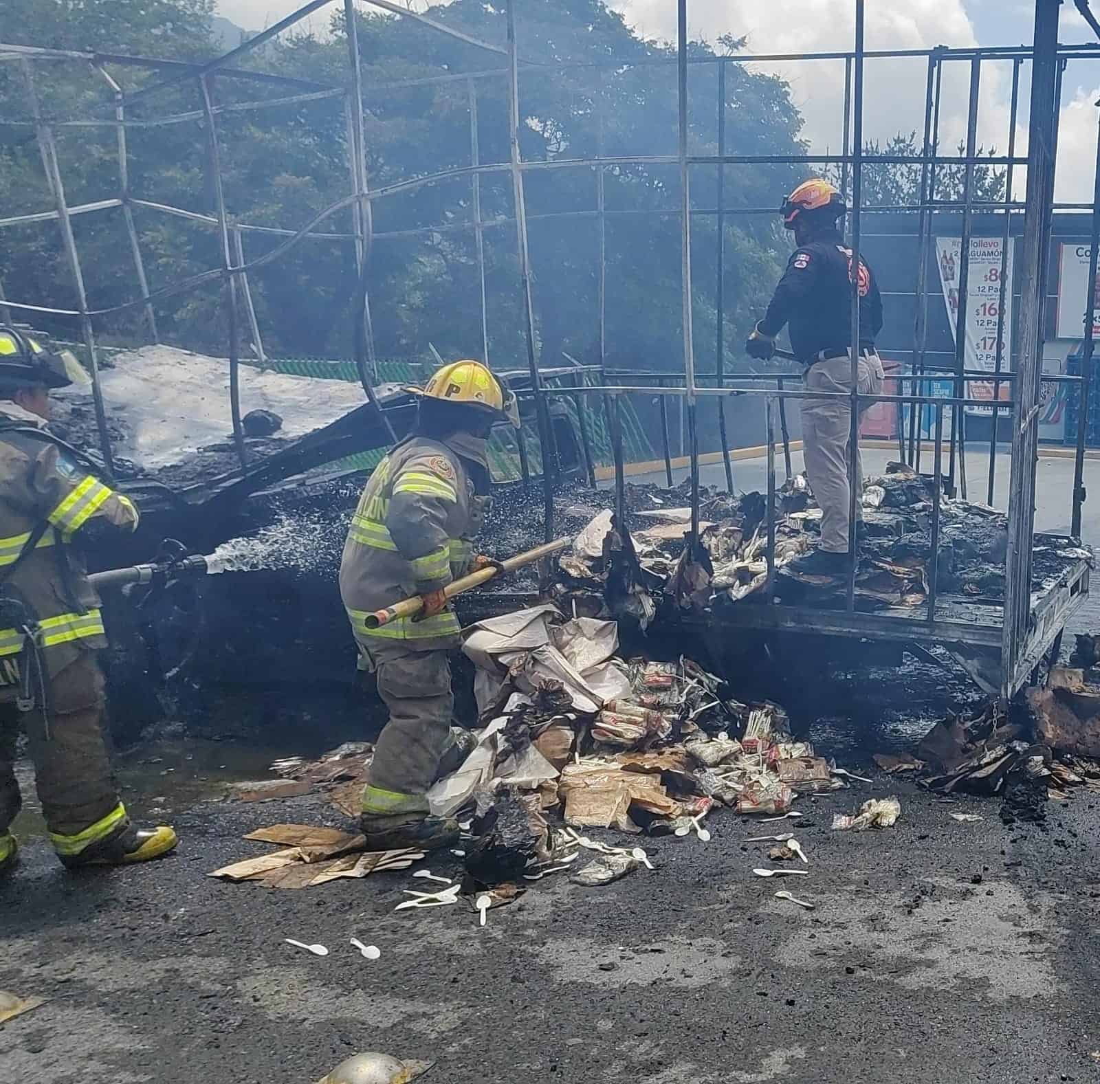 Una unidad de carga tipo estaquita cargada con cart&oacute;n, se incendi&oacute; ayer en el &aacute;rea de La Estanzuela, tras una aparente falla el&eacute;ctrica.