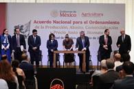 Firma Sheinbaum acuerdo con productores