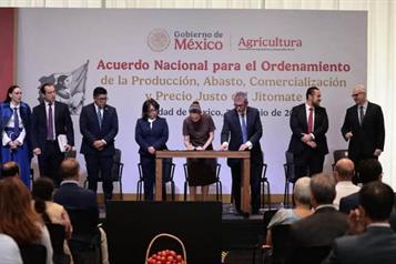 Firma Sheinbaum acuerdo con productores