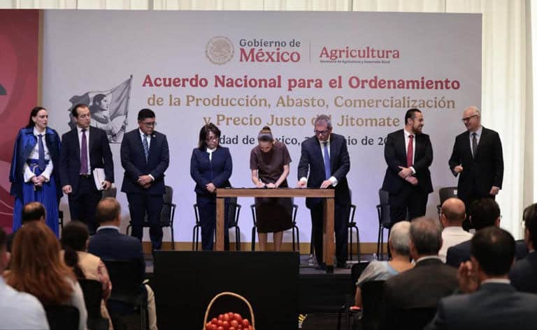 Firma Sheinbaum acuerdo con productores