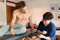 Se tat&uacute;a Sergio Canales el Cerro de la Silla