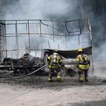 Arde camioneta cargada con cart&oacute;n