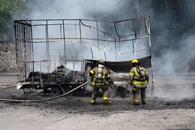 Arde camioneta cargada con cart&oacute;n