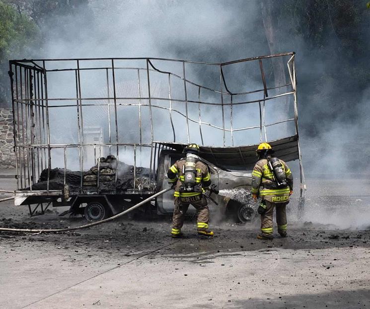 Arde camioneta cargada con cartón