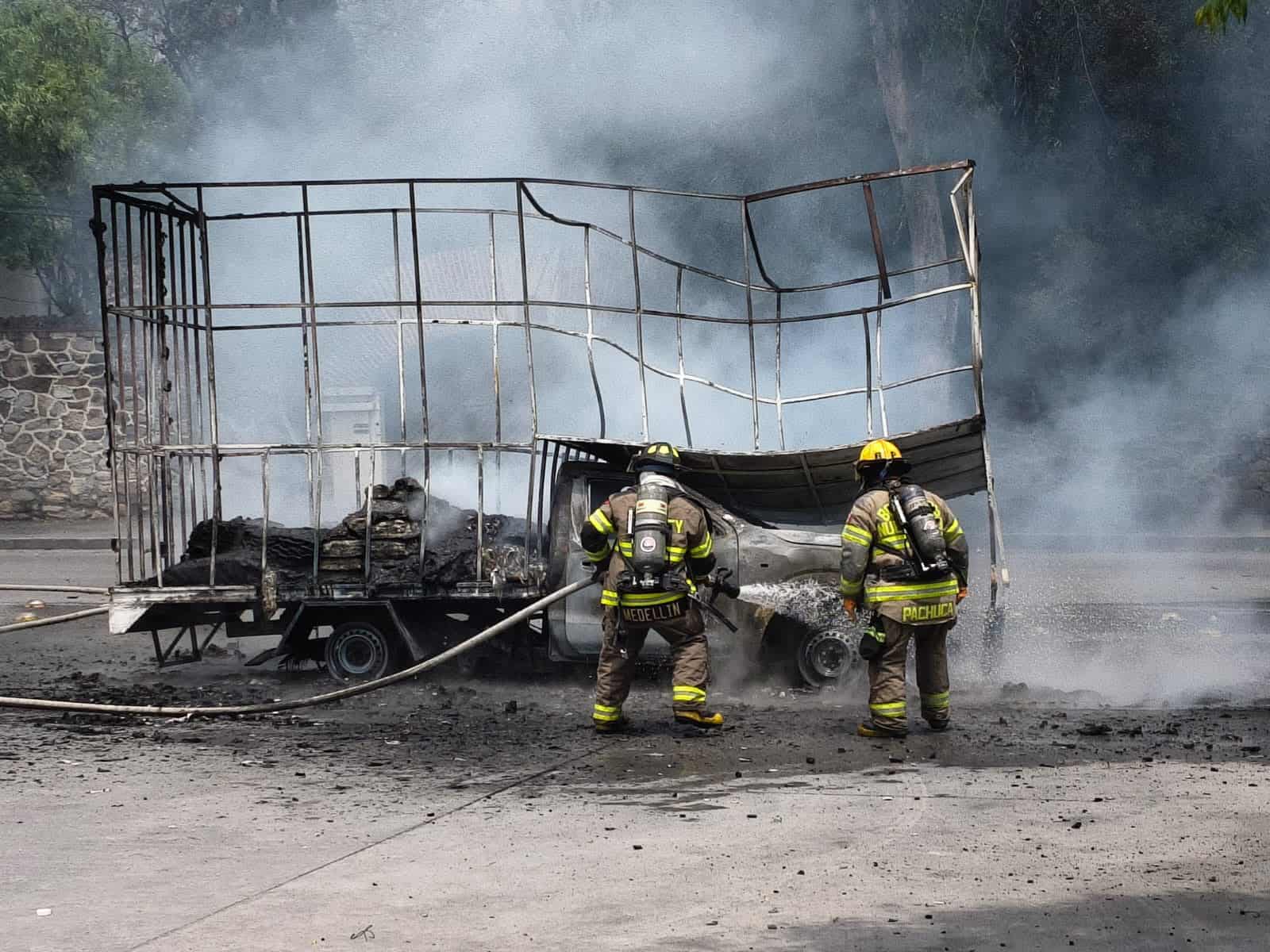 Arde camioneta cargada con cartón