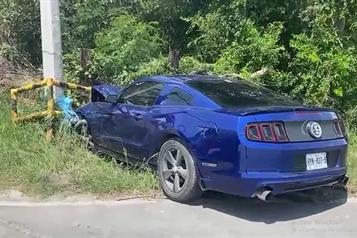 Estrella auto contra poste