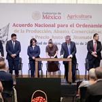 Firma Sheinbaum acuerdo para bajar el precio del jitomate