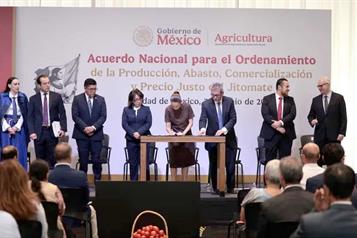 Firma Sheinbaum acuerdo para bajar el precio del jitomate