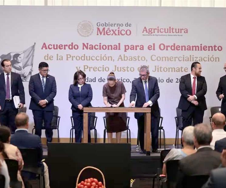 Firma Sheinbaum acuerdo para bajar el precio del jitomate