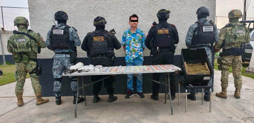 Cae con arma de fuego, droga y dinero